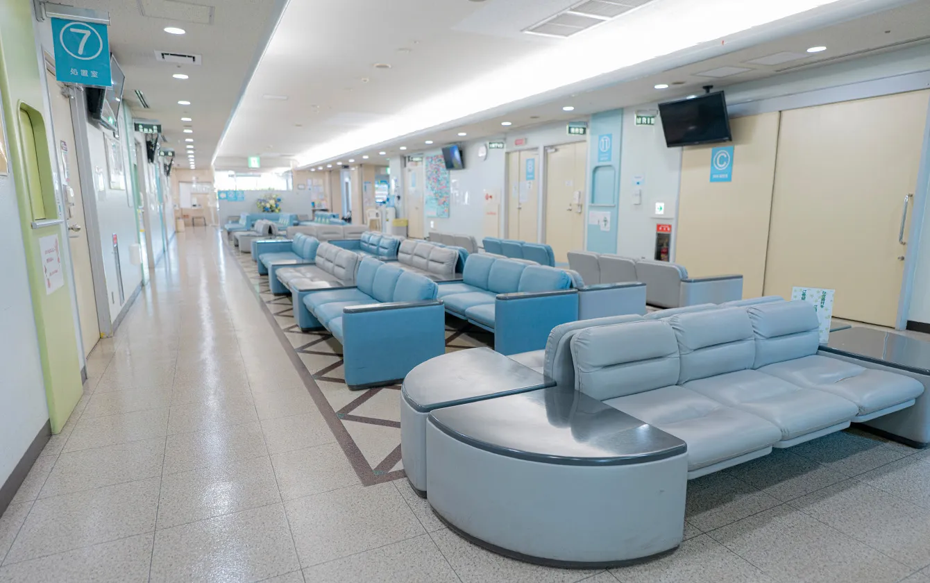 見通しの良い開放的な1階の待合室