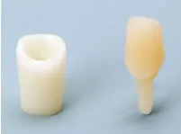 グラスファイバーで作られた白いファイバーコア。歯の根に立てられる土台。
